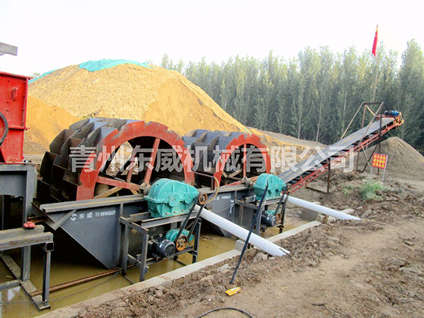 在輪斗洗砂機工作過程中，砂石是如何翻滾和研磨的？